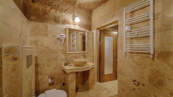 Chambre Familiale | Salle de bain | Douche, articles de toilette gratuits, sèche-cheveux, chaussons