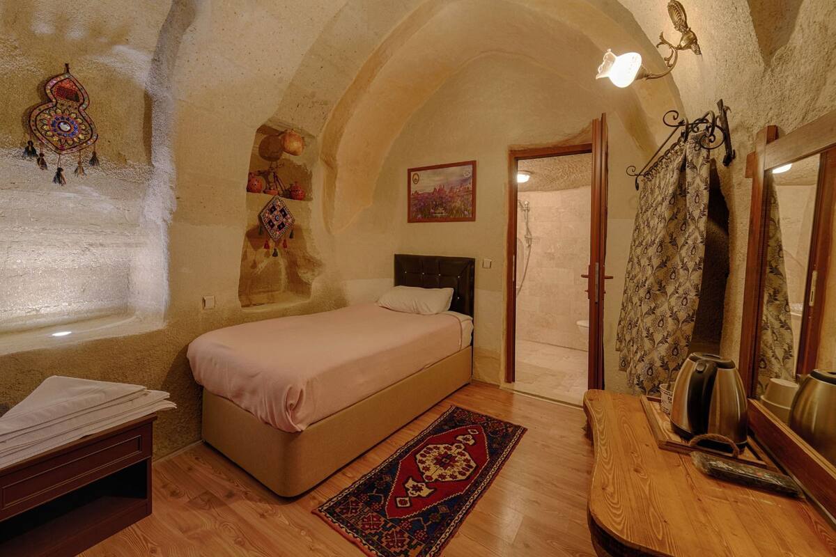 Un dormitorio acogedor con cama, cómoda de madera, ducha y decoración de pared.