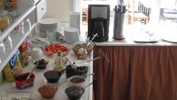 Se ofrece un desayuno bufé todos los días (por un coste adicional)