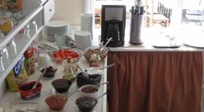 Bữa sáng buffet hàng ngày với phụ phí nhỏ 