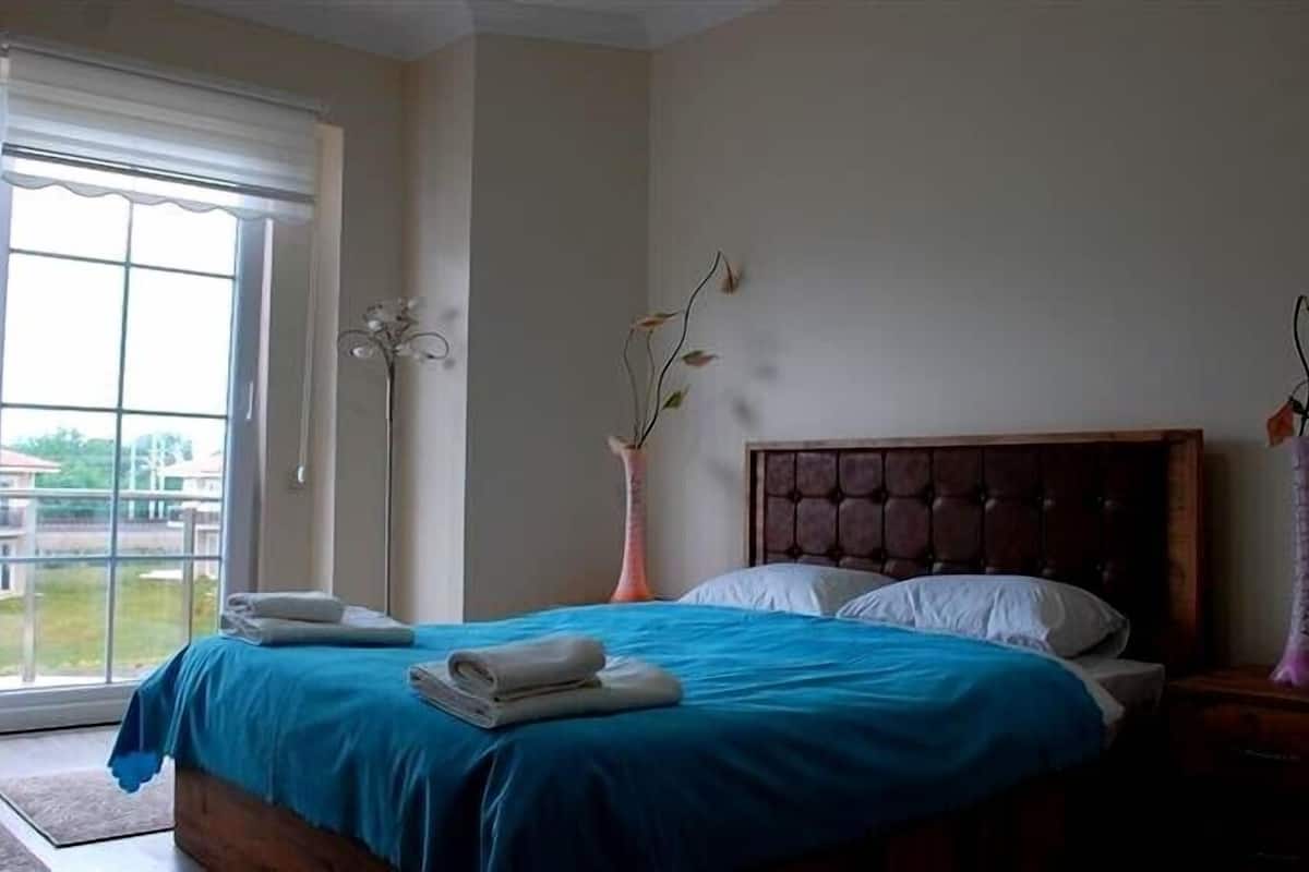 4 bedrooms, premium bedding, desk, iron/ironing board