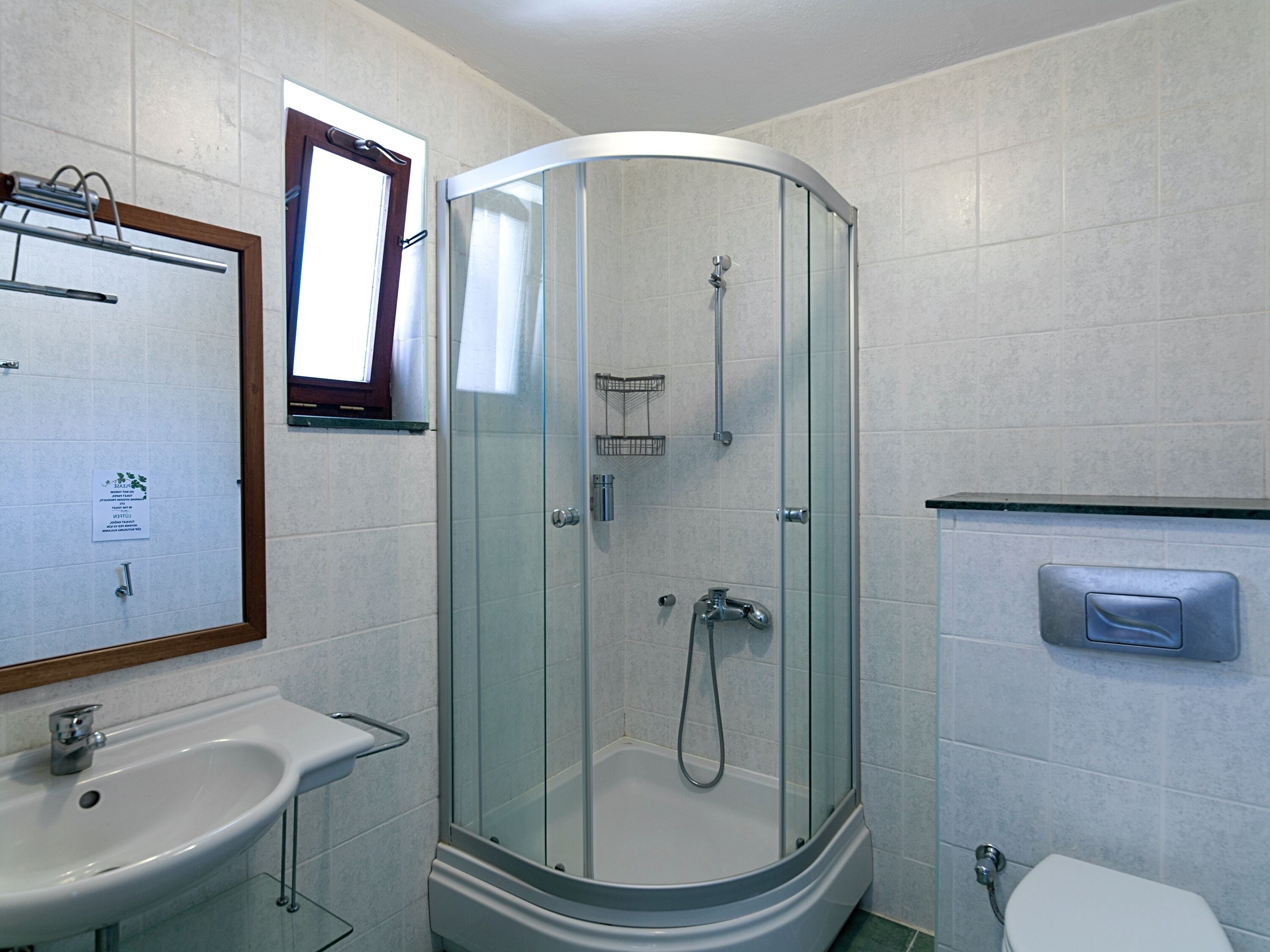 Shower, free toiletries, hair dryer, bidet