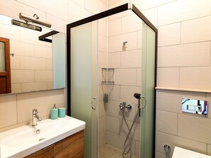 Phòng Deluxe, quang cảnh biển | Phòng tắm | Buồng tắm vòi sen, đồ dùng nhà tắm miễn phí, máy sấy tóc 