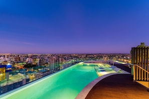 室外游泳池,提供日光浴躺椅