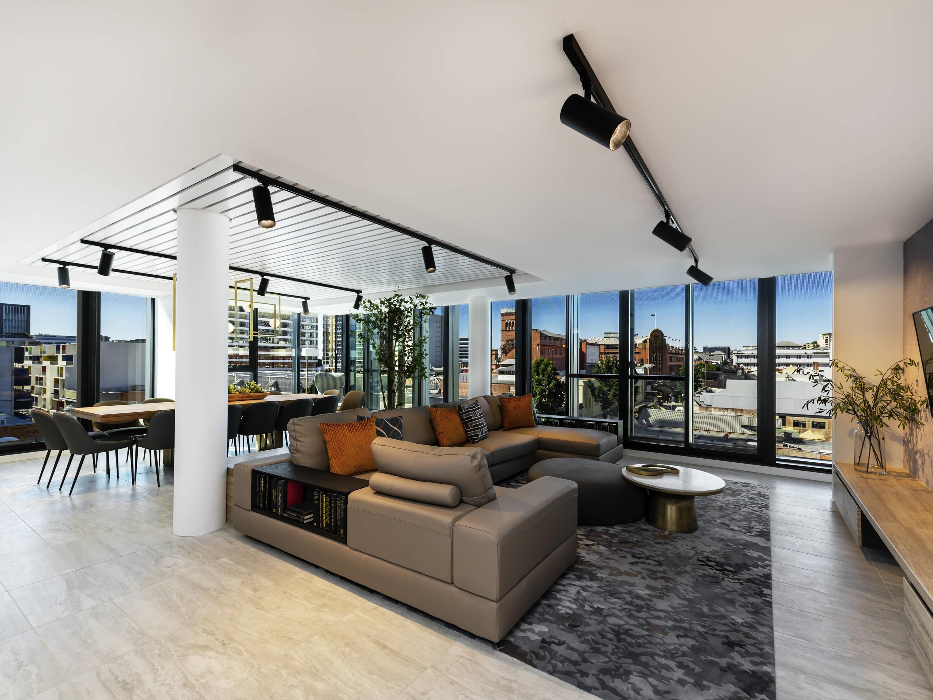 خزنة داخل الغرفة وبديكورات فريدة لكل غرفة وطراز فريد لكل وحدة