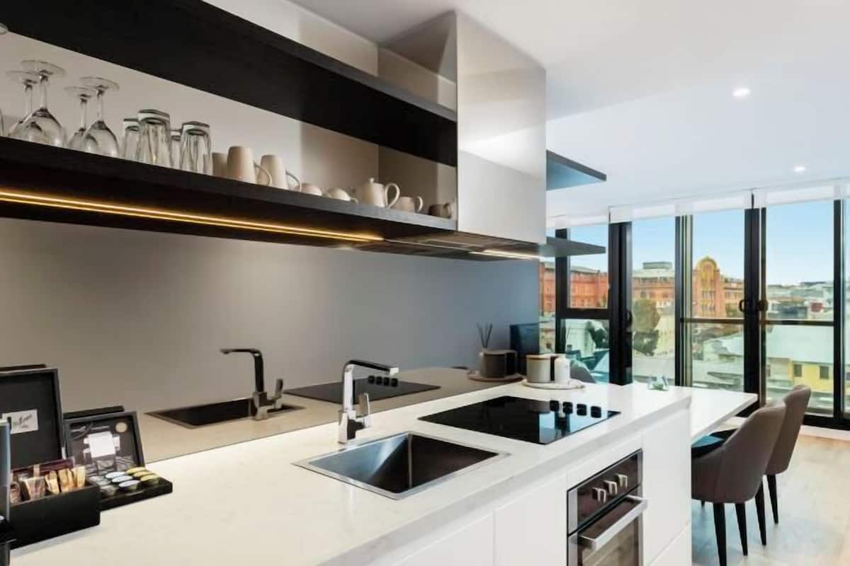 Cozinha privada | Geladeira grande, micro-ondas, fogão, cooktop