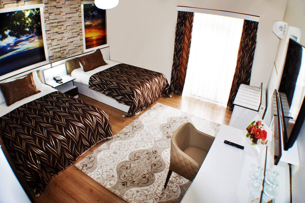 Quarto família | Roupas de cama premium, frigobar, cofres nos quartos, escrivaninha