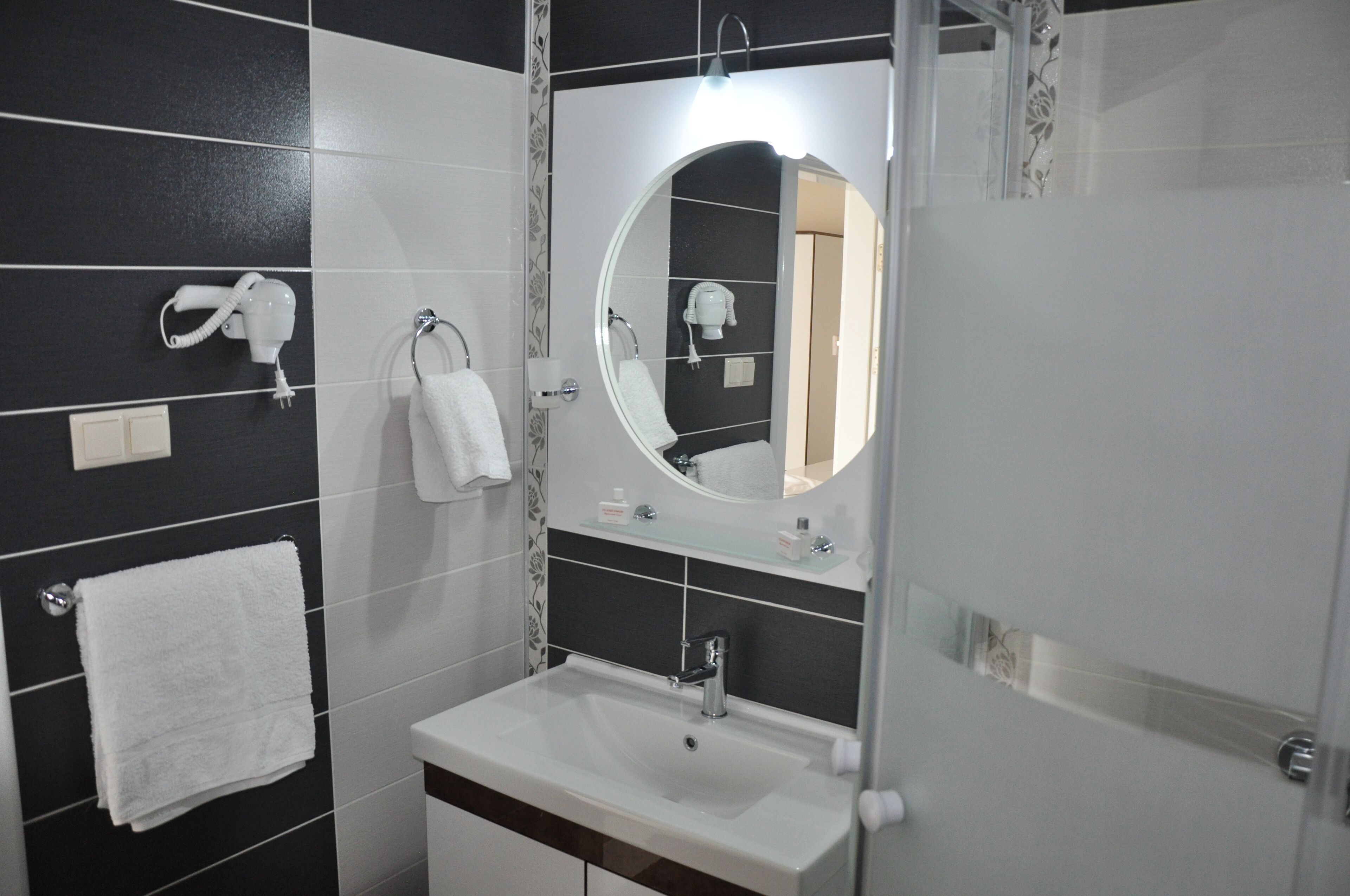 deluxe double room | bathroom sink