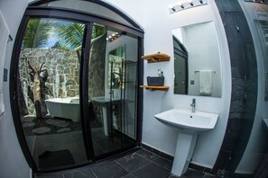 Deluxe Apartment | Bathroom | Free toiletries, hair dryer, towels, soap - Show Pony Ranchero Resort - Boutique Beach Hotel (Las Lajas)