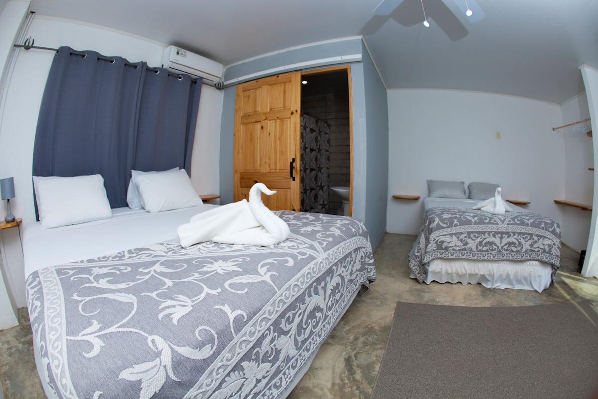 Junior Suite King Bed and Queen Bed | 1 slaapkamer, lakens van Egyptisch katoen, luxe beddengoed