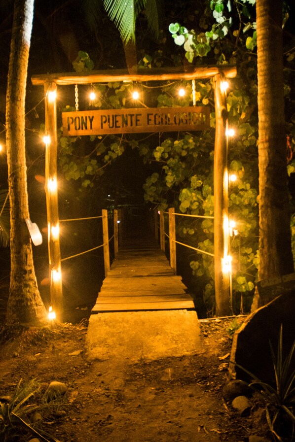 Un sendero de madera que lleva a un letrero que dice "PONY PUENTE FOLIOGIO".