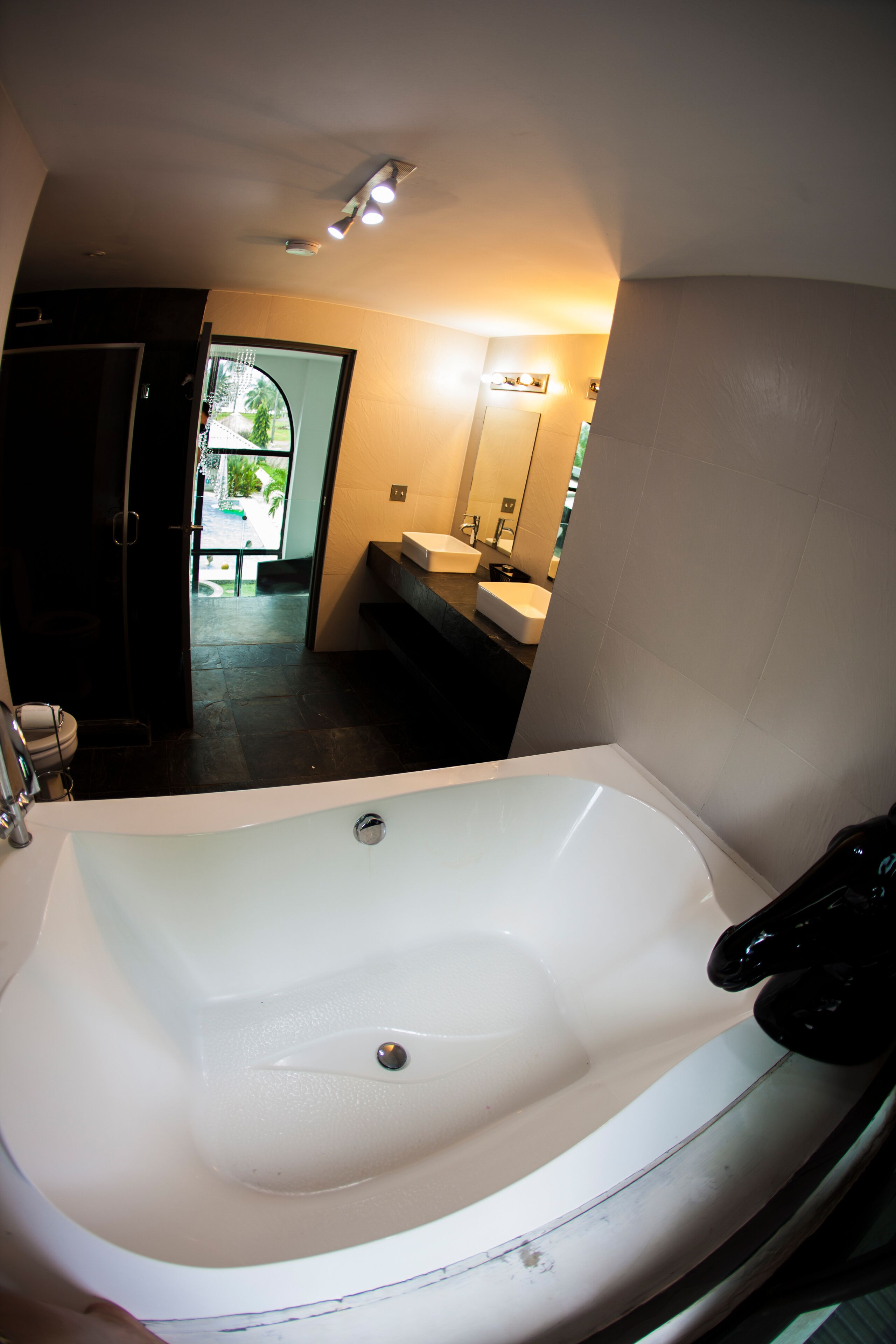 house, 3 bedrooms | jetted bathtub