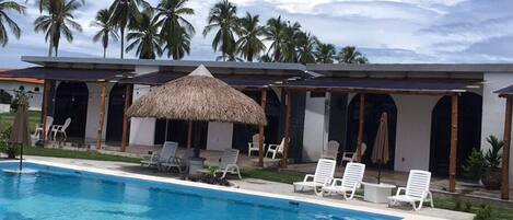 Kolam renang terbuka, kerusi lepak pantai
