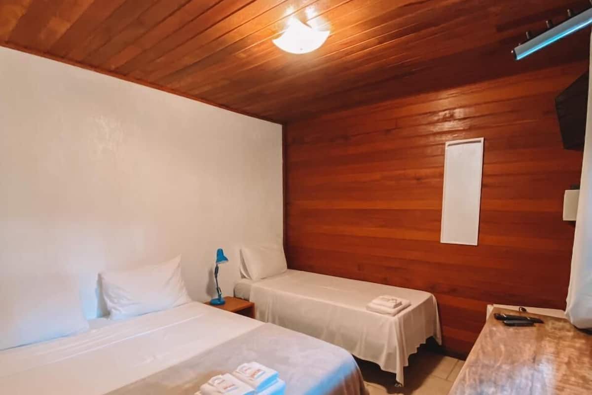 Junior suite, meerdere bedden | 1 slaapkamer, een minibar, een kluis op de kamer, geluiddichte muren