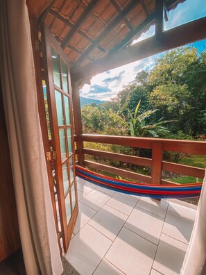 Frigobar, cofres nos quartos, quartos à prova de som, roupa de cama