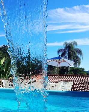 2 piscines extérieures, chaises longues