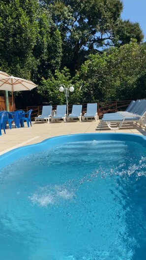 2 piscines extérieures, chaises longues