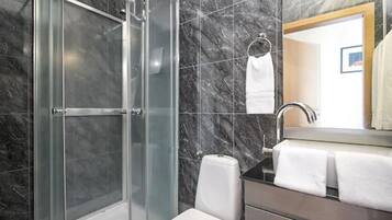 Superior Triple Room | Bathroom shower
