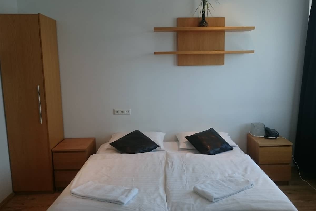 Kahden hengen economy-huone | Työpöytä, pimennysverhot, silitysrauta/-lauta, ilmainen Wi-Fi