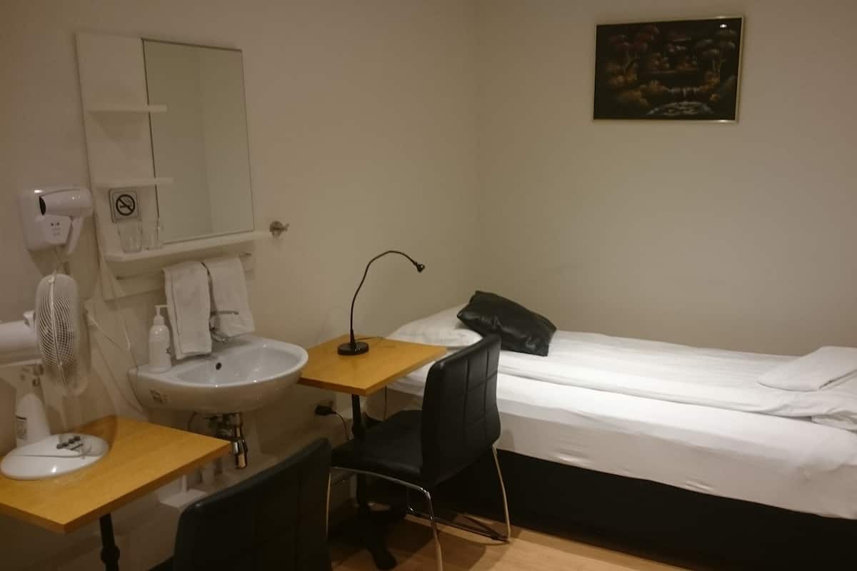 Kahden hengen huone (kaksi sänkyä), ei ikkunoita | Työpöytä, pimennysverhot, silitysrauta/-lauta, ilmainen Wi-Fi