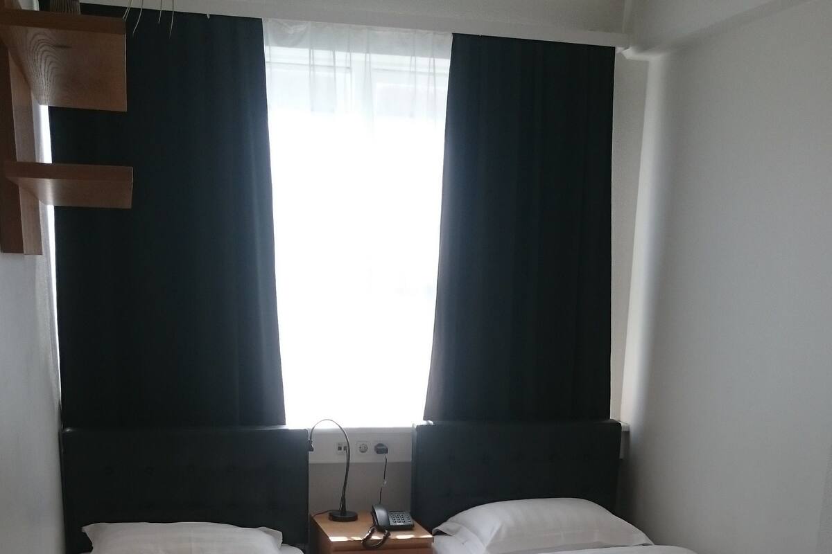 Kahden hengen standard-huone (kaksi sänkyä) | Työpöytä, pimennysverhot, silitysrauta/-lauta, ilmainen Wi-Fi