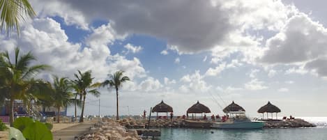 ビーチ、白砂、サンラウンジャー、ビーチパラソル