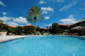 Outdoor pool, pool umbrellas, pool loungers - Blue Bay Beach Villas (Sint Michiel)