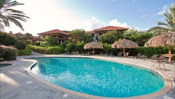 Utendørsbasseng, bassengparasoller og solsenger