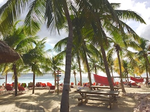 Privatstrand, weißer Sandstrand, Liegestühle, Sonnenschirme