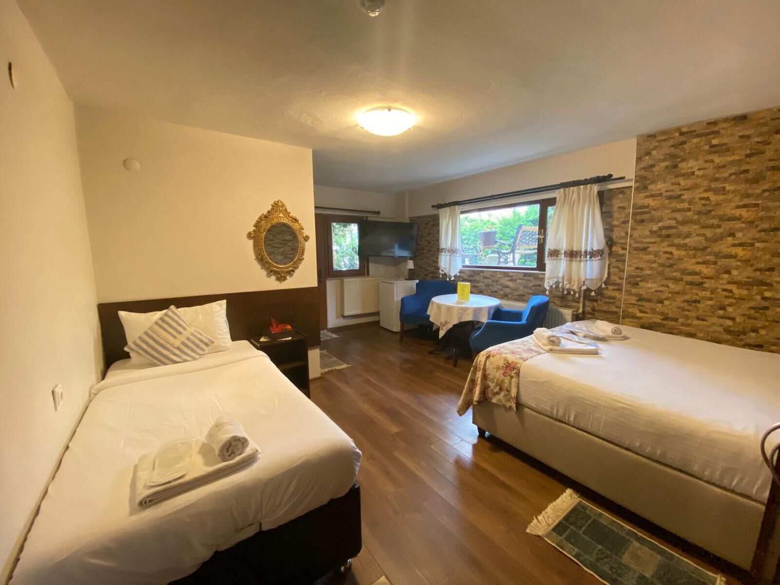 triple room | 1 bedroom, minibar, desk, iron/ironing board