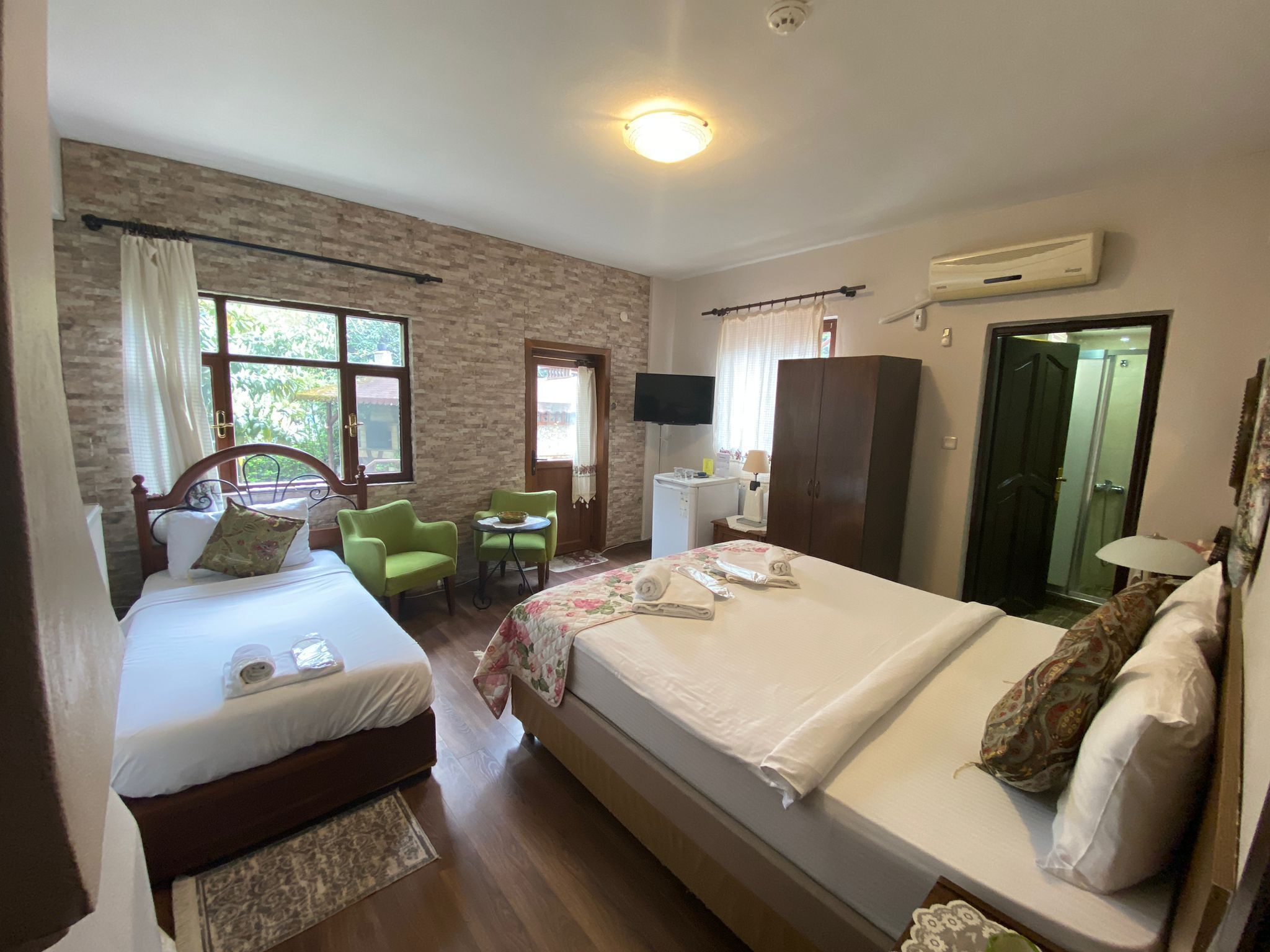 triple room | 1 bedroom, minibar, desk, iron/ironing board