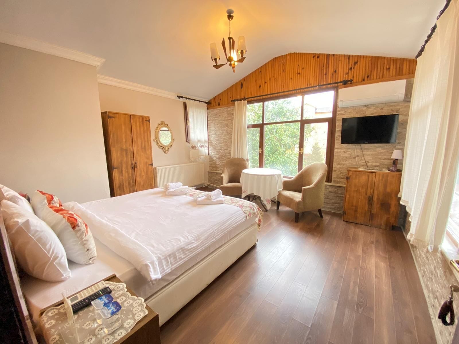 double room | 1 bedroom, minibar, desk, iron/ironing board