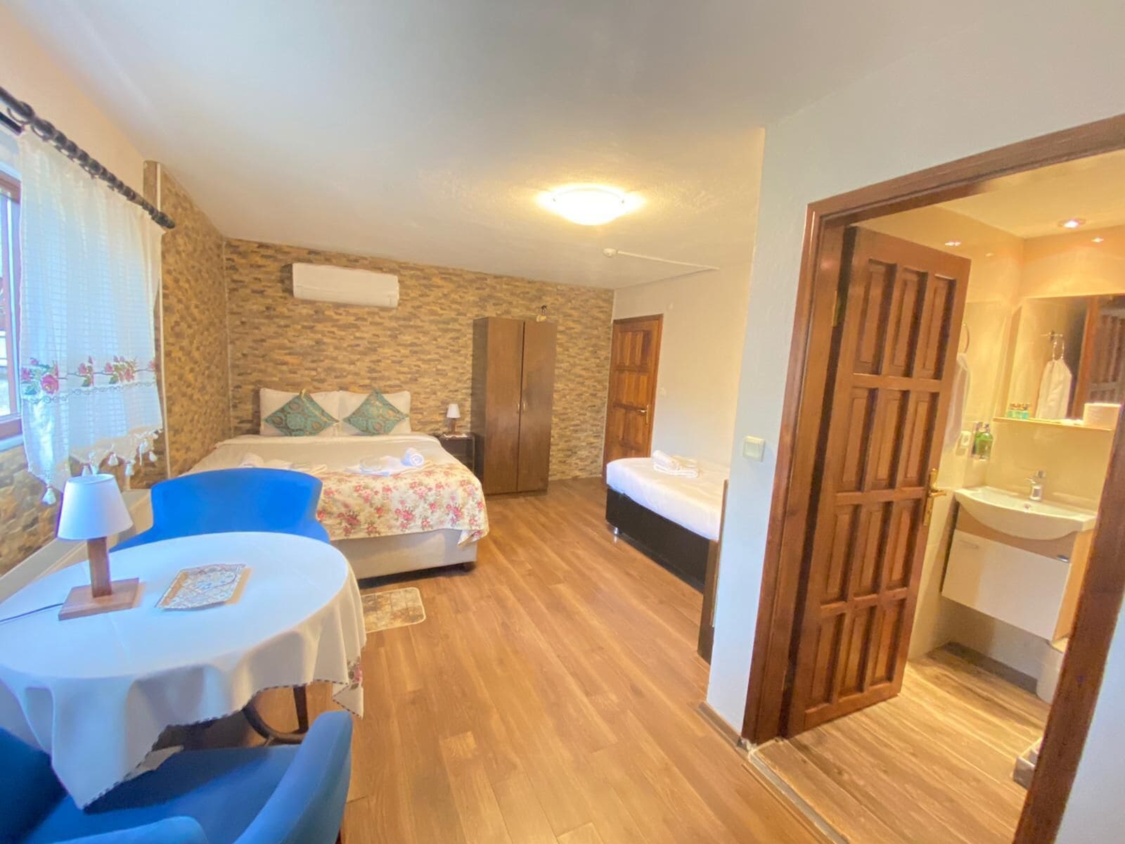 triple room | 1 bedroom, minibar, desk, iron/ironing board