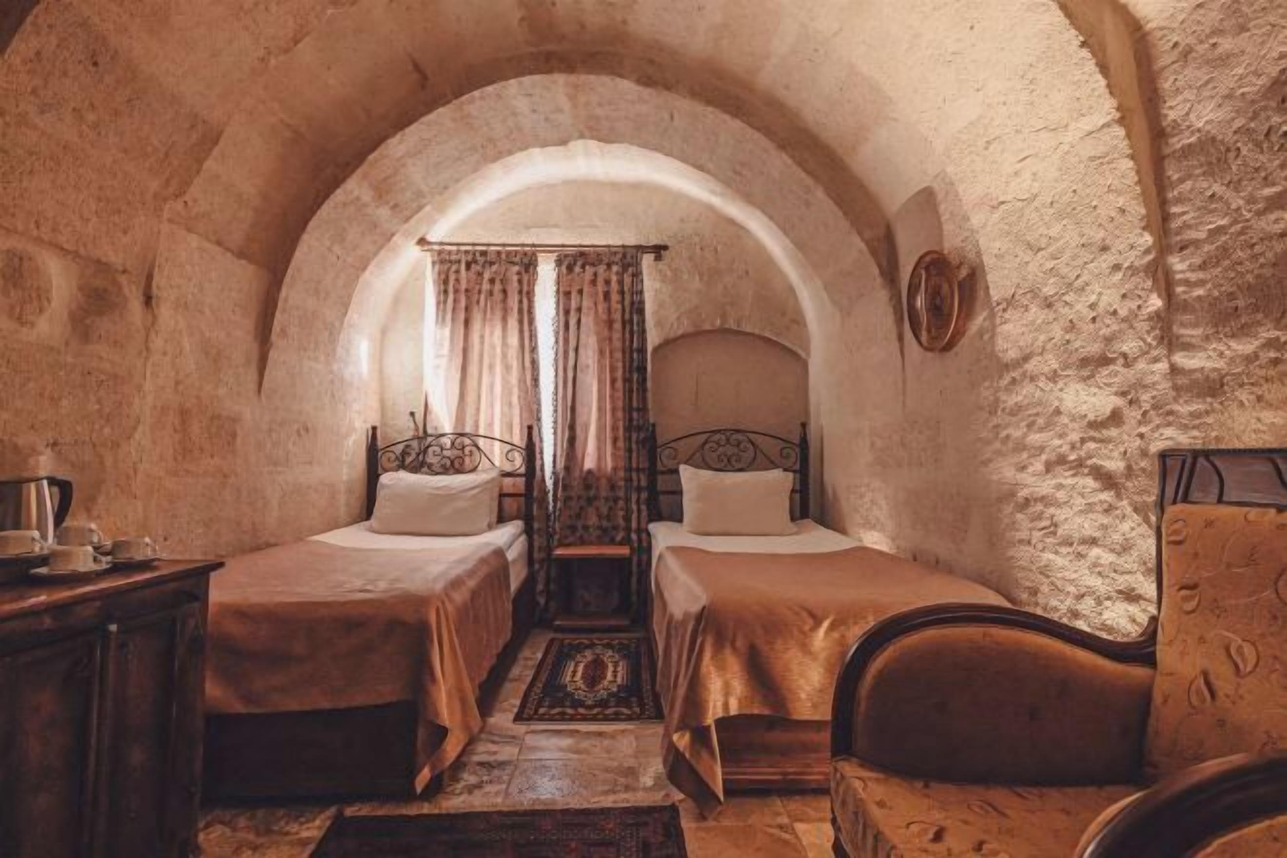 Minibar, caja de seguridad en la habitación y escritorio 