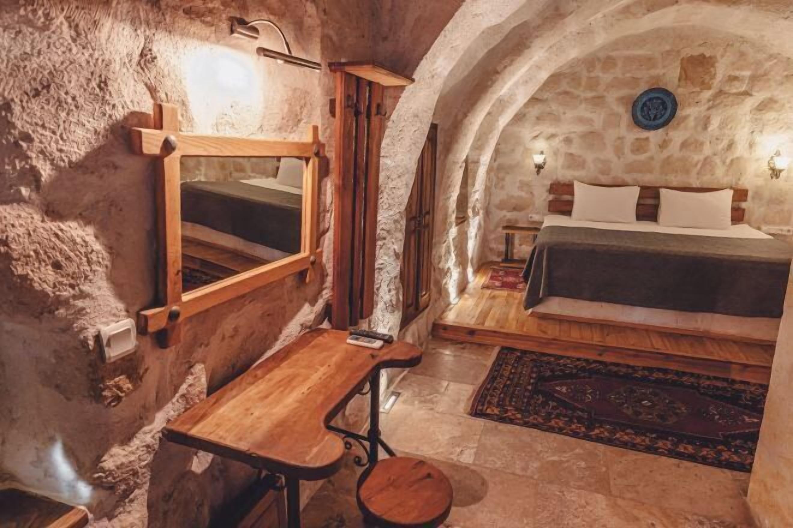 Minibar, caja de seguridad en la habitación y escritorio 