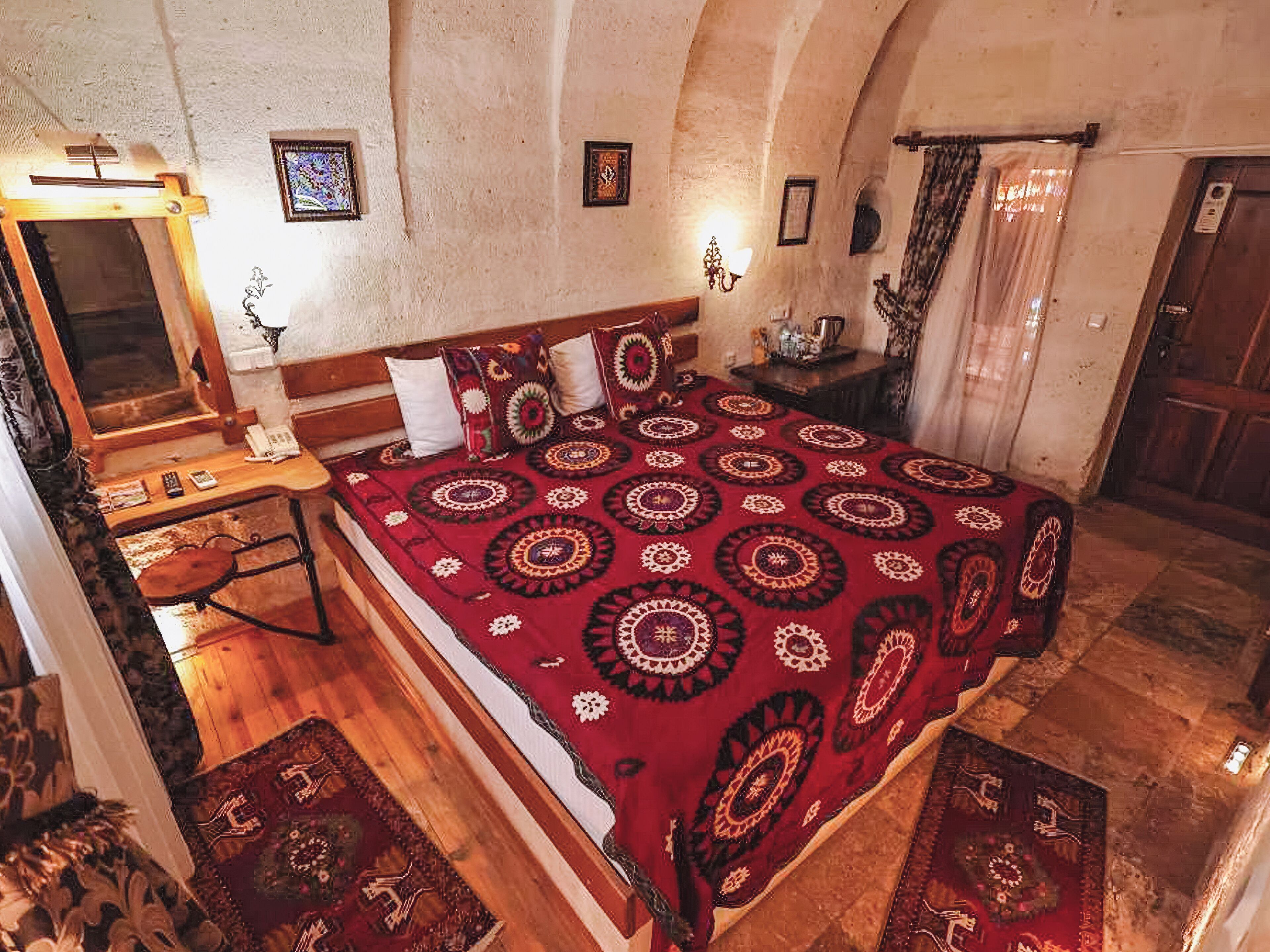 标准双人房 | 迷你吧、客房内保险箱、办公桌、隔音