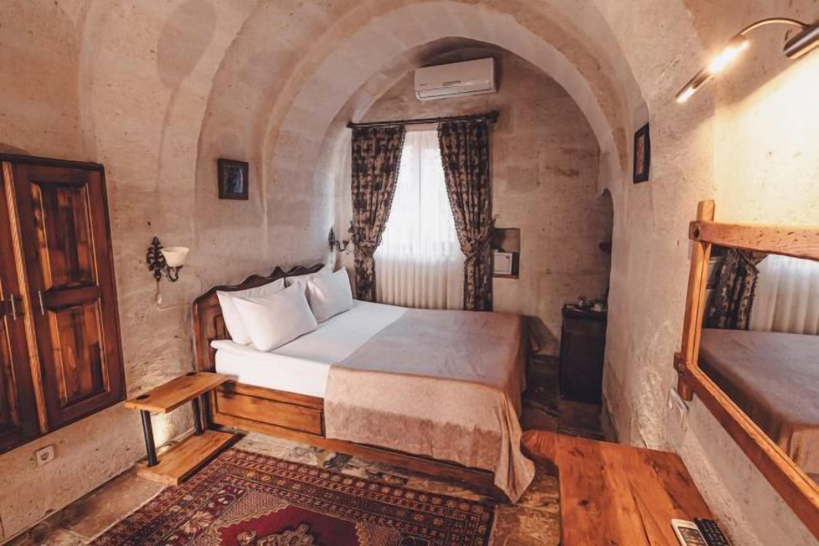 Minibar, caja de seguridad en la habitación y escritorio 