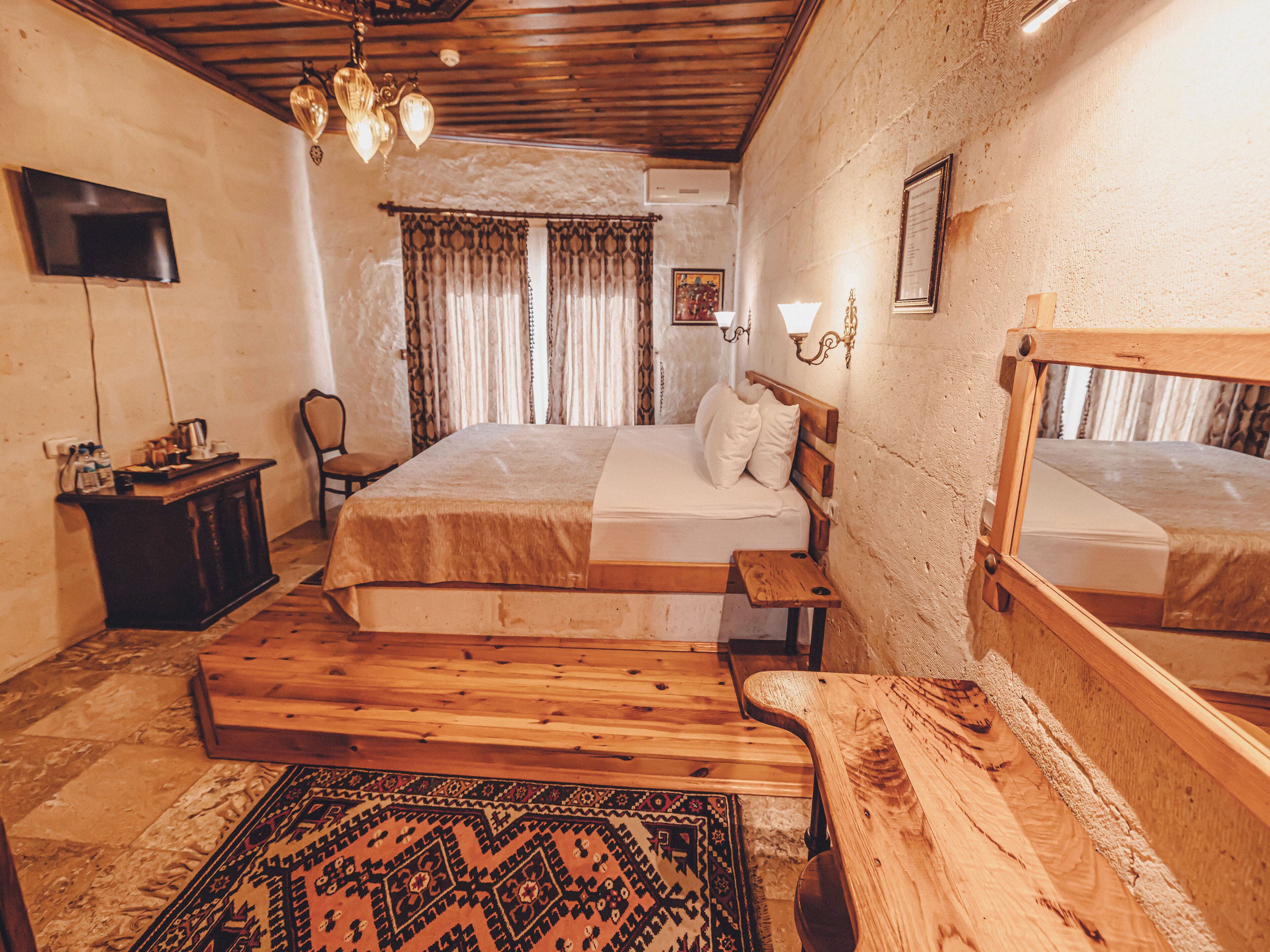 Deluxe Double Jacuzzi Room | Minibar, in-room safe, desk, soundproofing