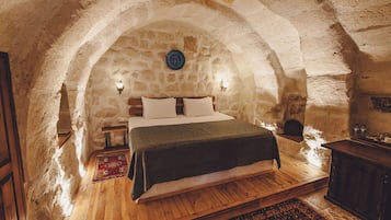 Deluxe Double Arch Room | Minibar, caja de seguridad en la habitación y escritorio