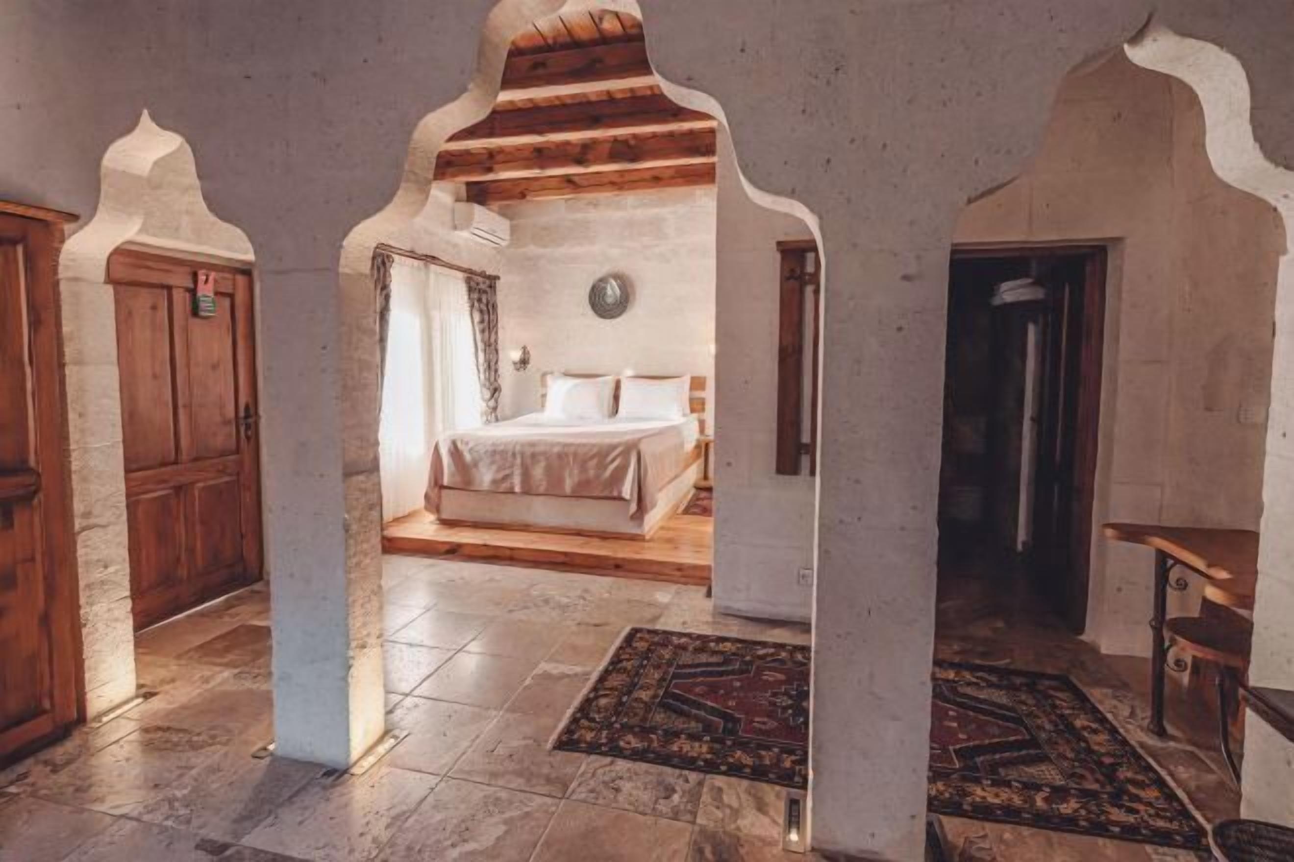 Minibar, caja de seguridad en la habitación y escritorio 