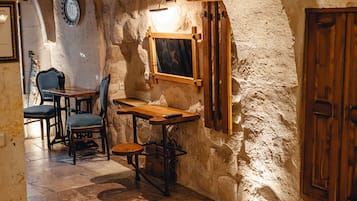 Chambre Double Deluxe | Coin séjour | Télévision LCD, chauffage par le sol