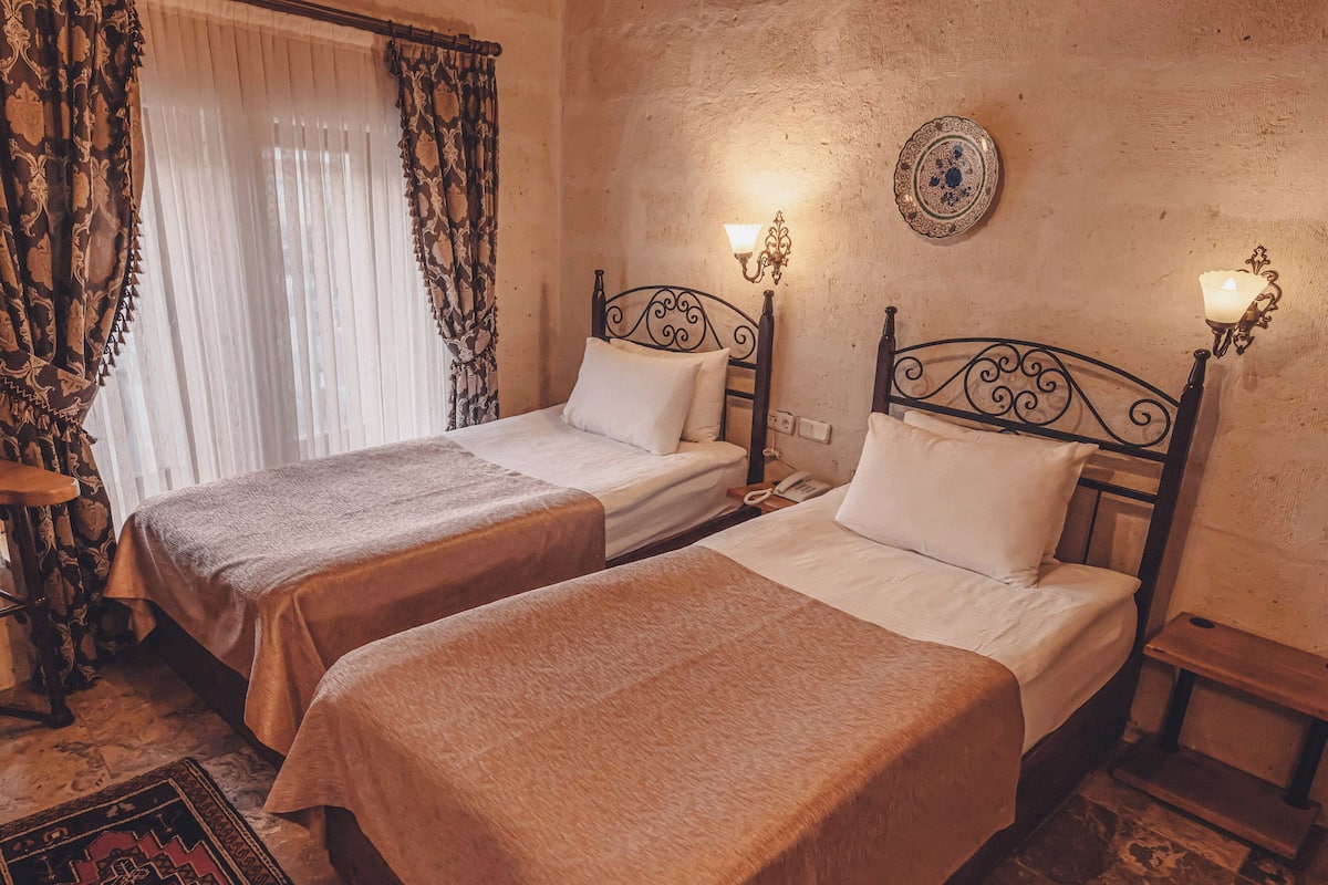 标准双床房 | 迷你吧、客房内保险箱、办公桌、隔音