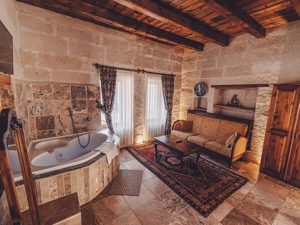 King Room Jacuzzi | Aire de séjour | Téléviseur ACL, planchers chauffants