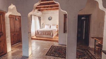King Room Jacuzzi | Minibar, in-room safe, desk, soundproofing