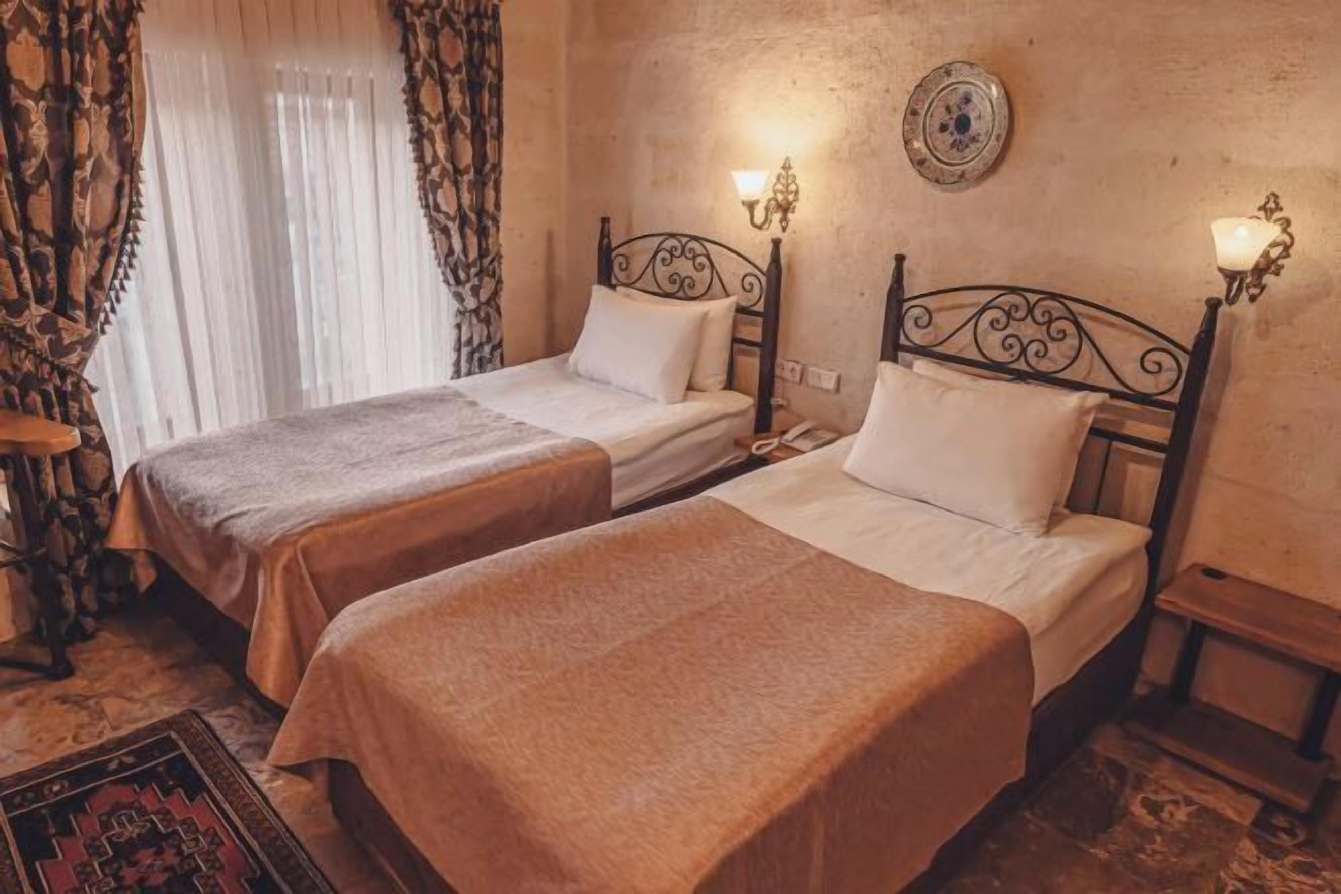 Minibar, caja de seguridad en la habitación y escritorio 