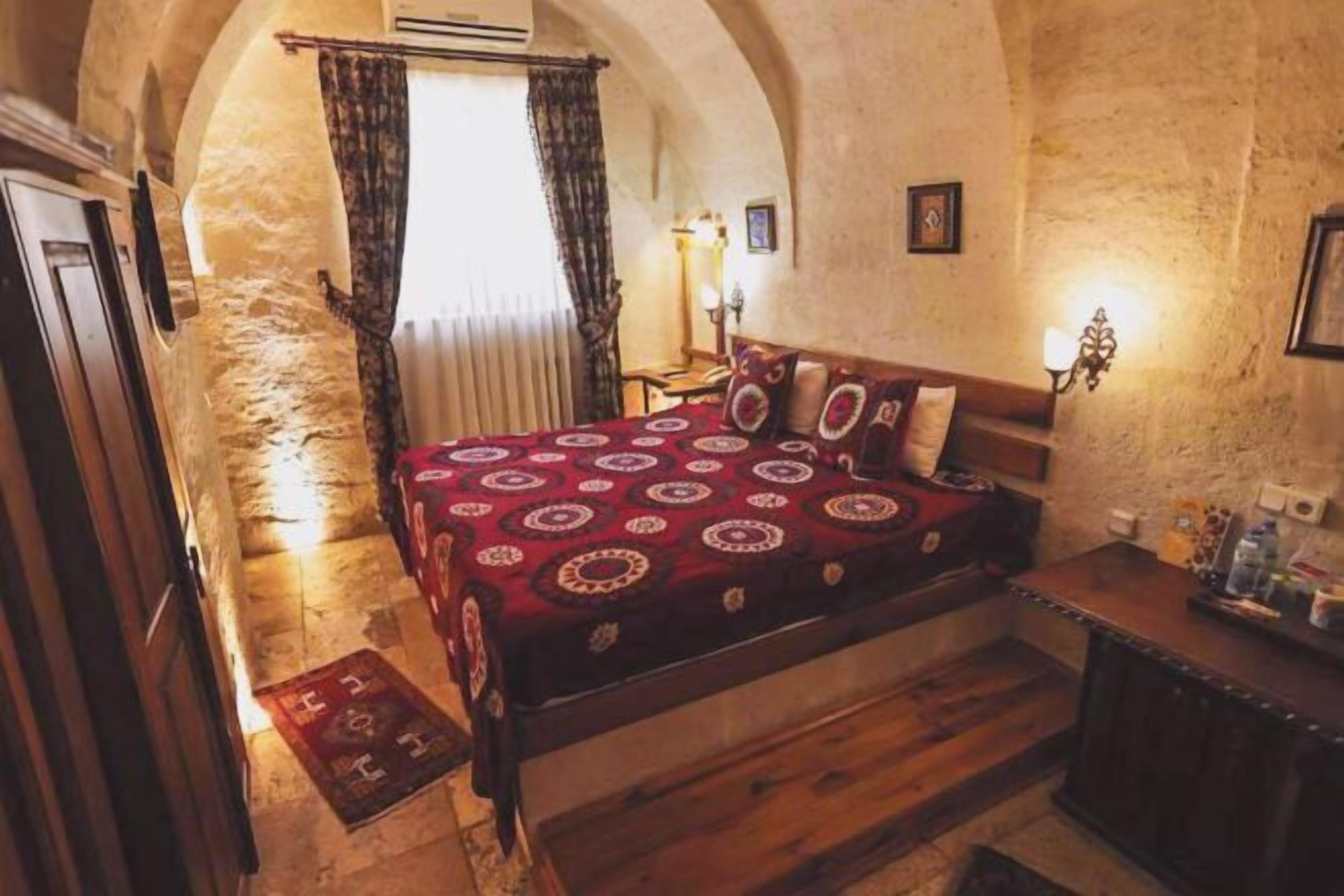 Minibar, caja de seguridad en la habitación y escritorio 