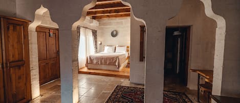 Minibar, caja de seguridad en la habitación y escritorio