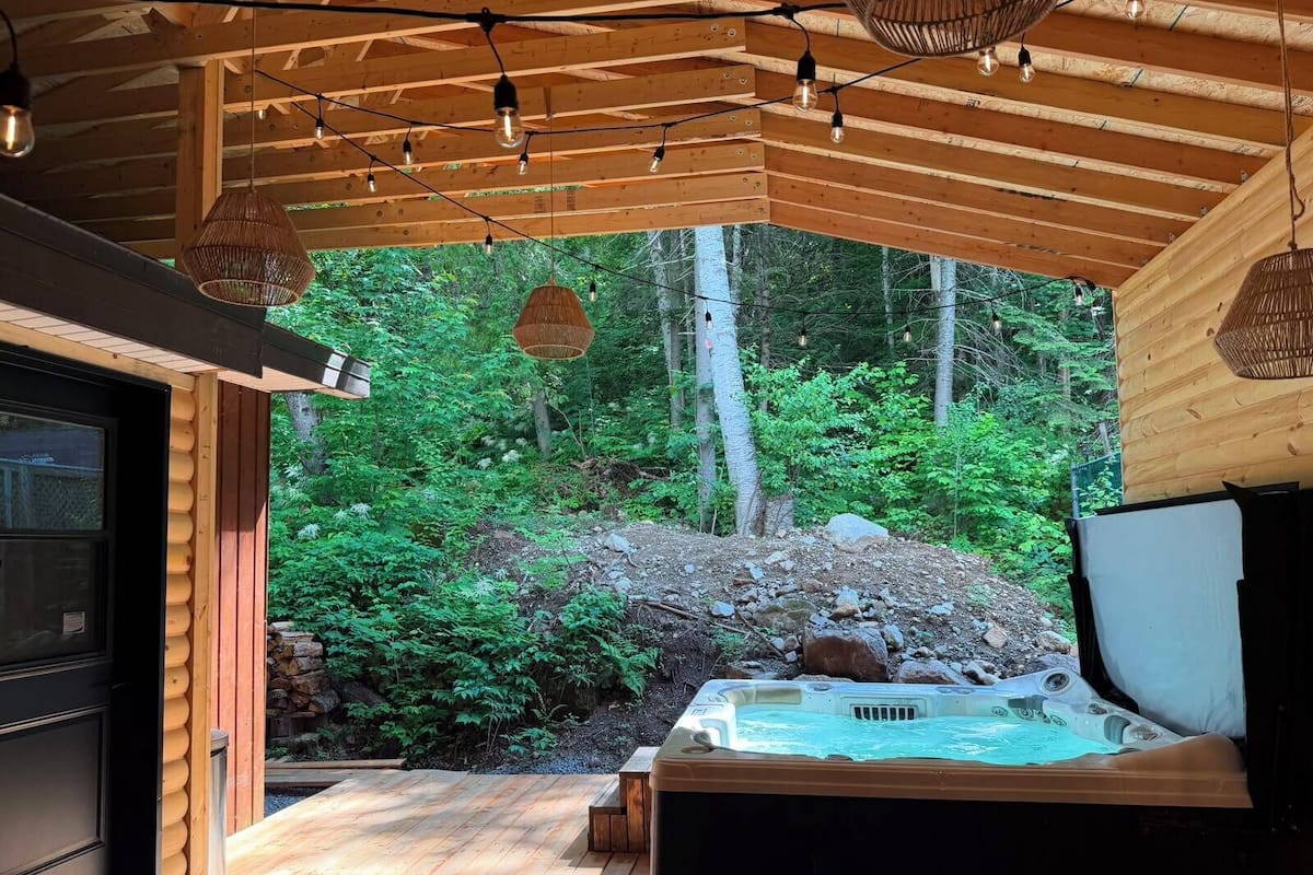 Traditional Cabin, 1 Queen Bed, Hot Tub, Lake View | Iron/ironing board (on request), WiFi (free), bed sheets