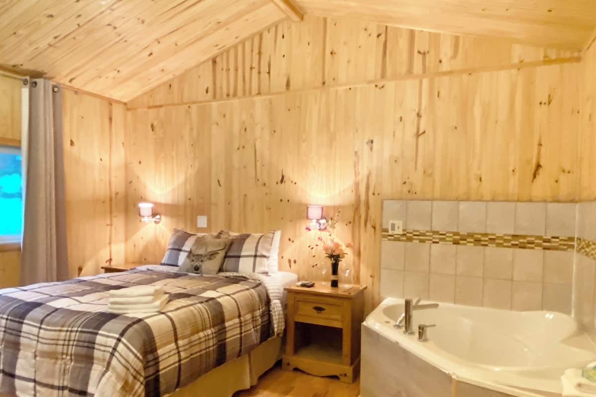 Tabla de planchar con plancha, wifi gratis y ropa de cama