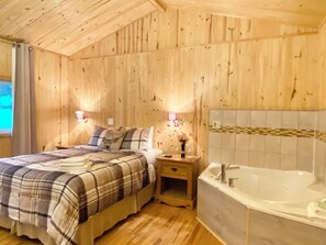 Chalet rustique traditionnel, 1 grand lit, baignoire à remous, vue sur le lac | Fer et planche à repasser, accès au Wi-Fi (inclus), literie fournie